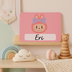 Naambordje knuffel – vrolijke look op gele achtergrond