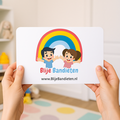 Naambordje knuffel – vrolijke look op gele achtergrond