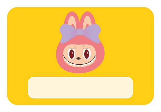 Naambordje knuffel – vrolijke look op gele achtergrond