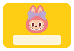 Naambordje knuffel – vrolijke look op gele achtergrond