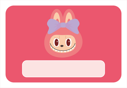 Naambordje knuffel – stoer en speels op rode achtergrond