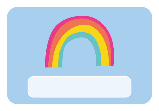 Naambord met regenboog op lichtblauw – vrolijk en kleurrijk voor elke kinderkamer