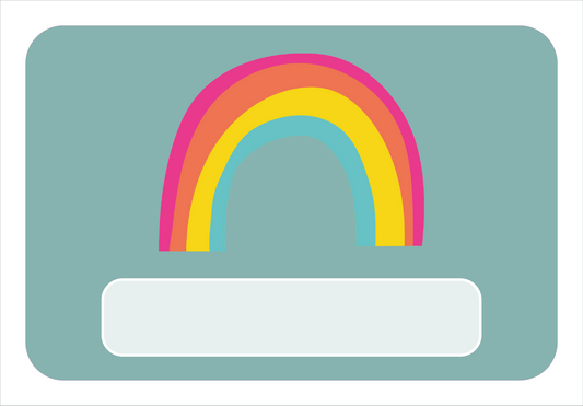 Naambord met regenboog op groene achtergrond – vrolijk en kleurrijk ontwerp