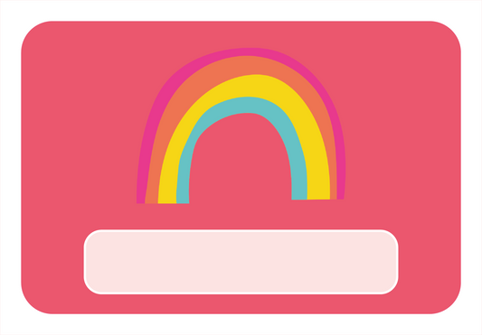 Naambord met vrolijke regenboog op roze achtergrond – perfect voor de kinderkamer