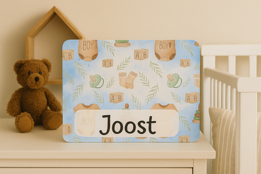Naambordje "Boy" met blauwe wolken en baby-elementen