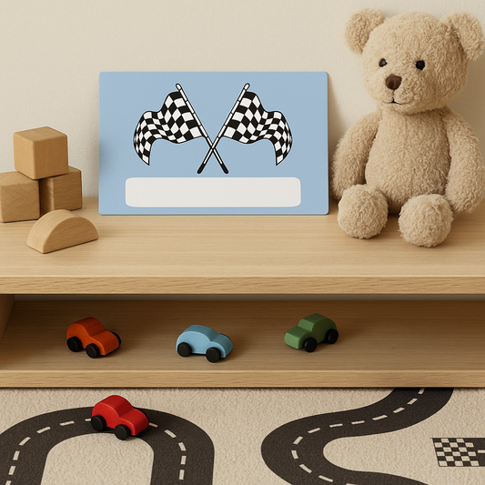 Naambordje met racevlag  op Blauwe achtergrond– stoere look voor de kinderkamer