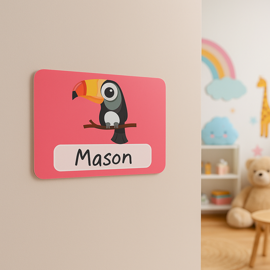 Naambord met Toekan op Rode Achtergrond – Voor Deur of Kinderkamer