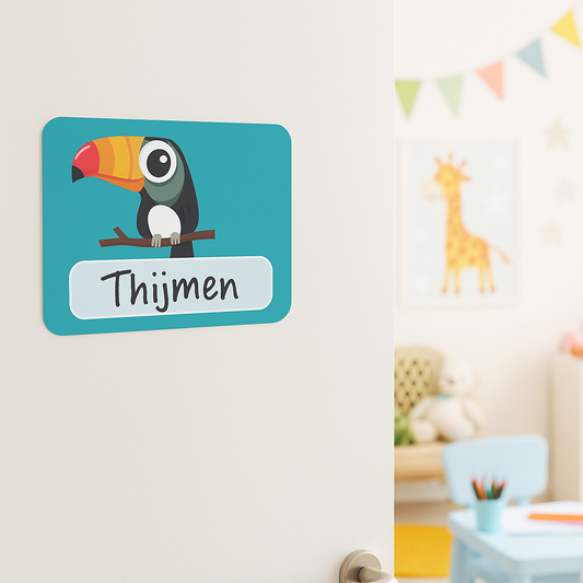 Naambord met toekan op groene achtergrond – vrolijk junglethema