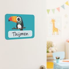 Naambord met toekan op groene achtergrond – vrolijk junglethema