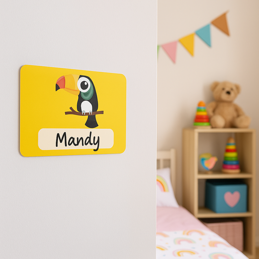 Naambord met Toekan op Gele Achtergrond – Vrolijk en Kleurrijk Kinderkamerbordje