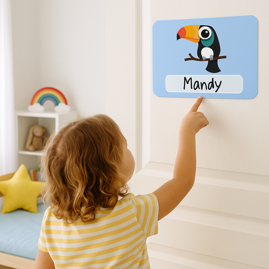 Naambord Toekan op Blauwe Achtergrond – Tropische Vrolijkheid voor de Kinderkamer