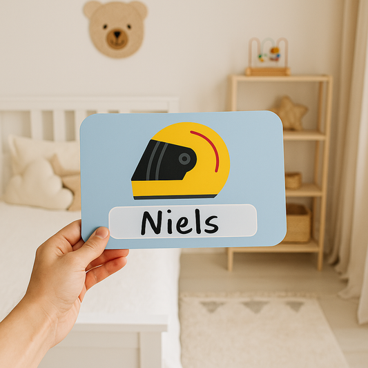 Naambord met Gele Helm op blauwe achtergrond – Stoer Design voor Kinderkamer