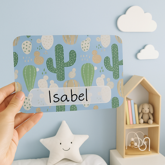 Naambord met cactussen op lichtblauwe achtergrond – speelse stijl voor kinderkamer