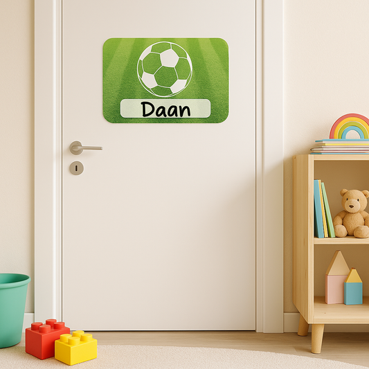 Naambord met voetbal op gras – sportieve uitstraling voor elke kinderkamer