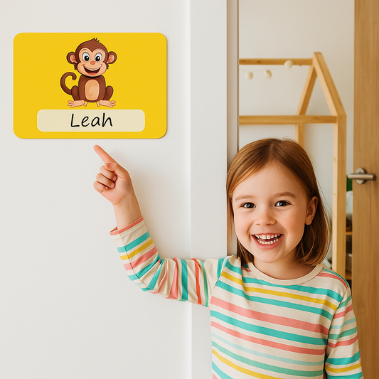 Naambord met vrolijke aap op gele achtergrond – voor kinderkamer of speelruimte