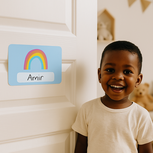 Naambord met regenboog op lichtblauw – vrolijk en kleurrijk voor elke kinderkamer