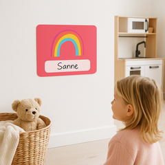 Naambord met vrolijke regenboog op roze achtergrond – perfect voor de kinderkamer