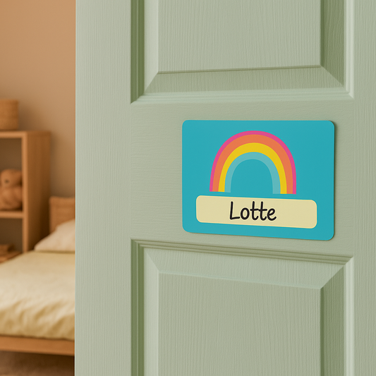 Naambord met regenboog op groene achtergrond – vrolijk en kleurrijk ontwerp