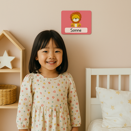 Naambord met schattige leeuw op rode achtergrond – gepersonaliseerd voor kinderkamer
