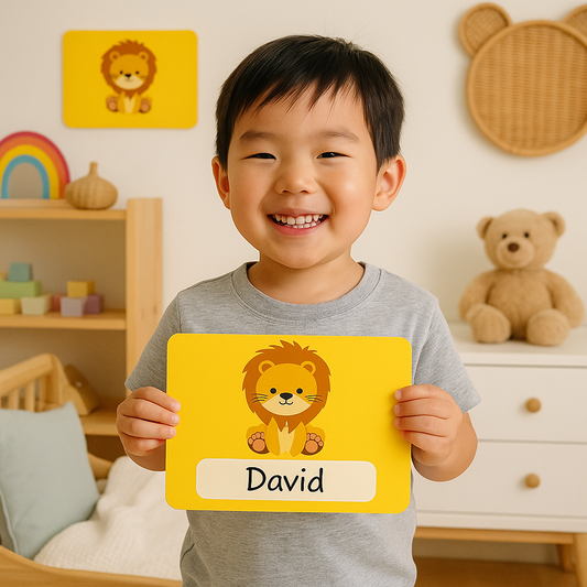Naambord met schattige leeuw op gele achtergrond – gepersonaliseerd voor kinderkamer