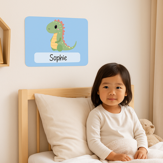 Naambord met schattige dino illustratie – blauw ontwerp voor kinderkamer