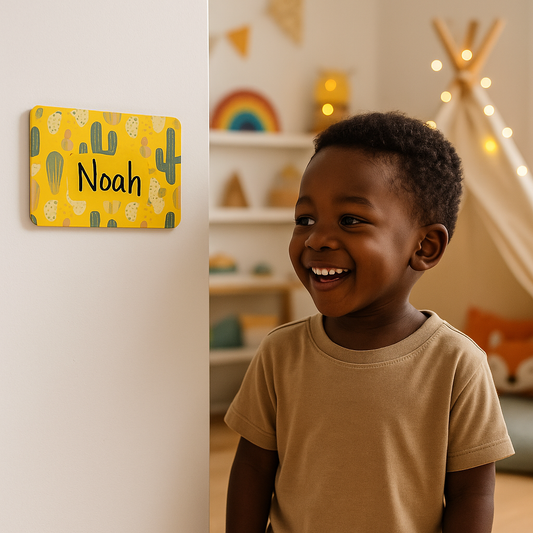 Naambord met cactussen op gele achtergrond – vrolijke decoratie voor kinderkamers