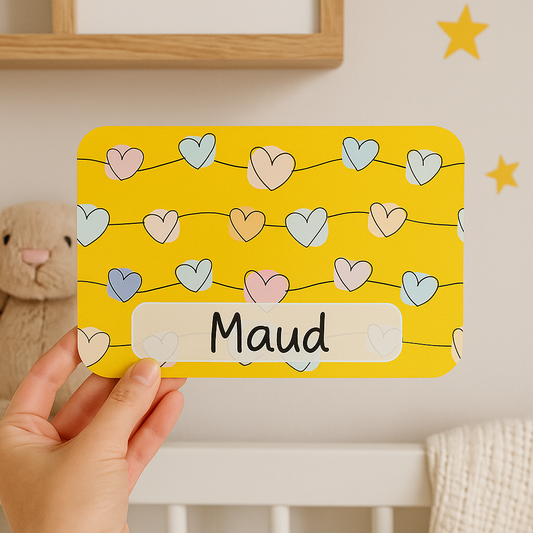 Stralend naambordje met hartjes – Gepersonaliseerd kinderkamerbord 21x14 cm – Zonnig geel
