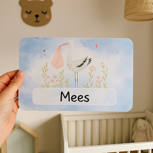 Ooievaar naambordje met wolken | Dromerig geboortebordje voor babykamer