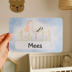 Ooievaar naambordje met wolken | Dromerig geboortebordje voor babykamer