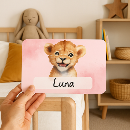 Naambordje leeuwtje roze wolken | Schattig dierenbord voor de kinderkamer
