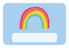 Naambord met regenboog op lichtblauw – vrolijk en kleurrijk voor elke kinderkamer